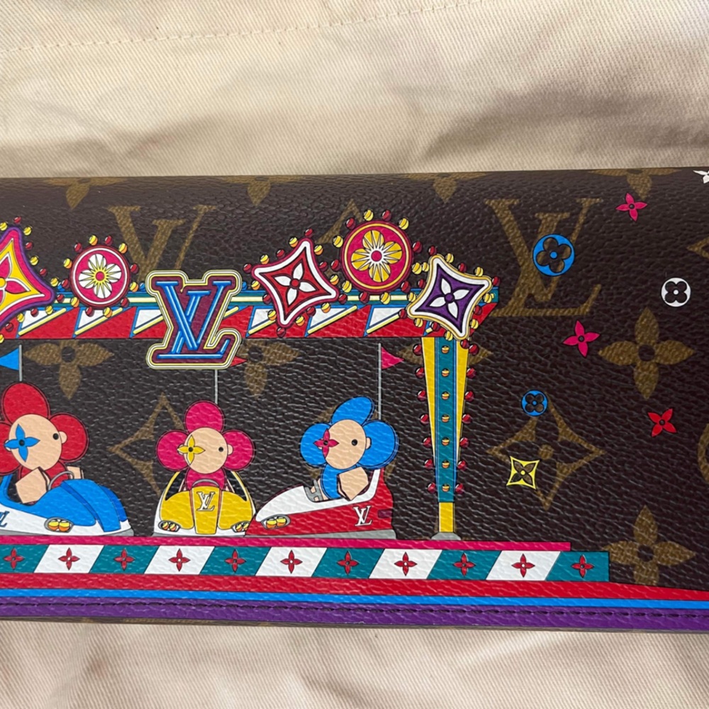 Louis Vuitton Limited Edition Sarah Holiday Wallet. - Picture 11 of 11